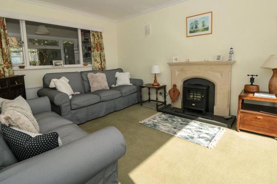 33 WEYMOUTH PARK, pet friendly, with a garden in Hope Cove