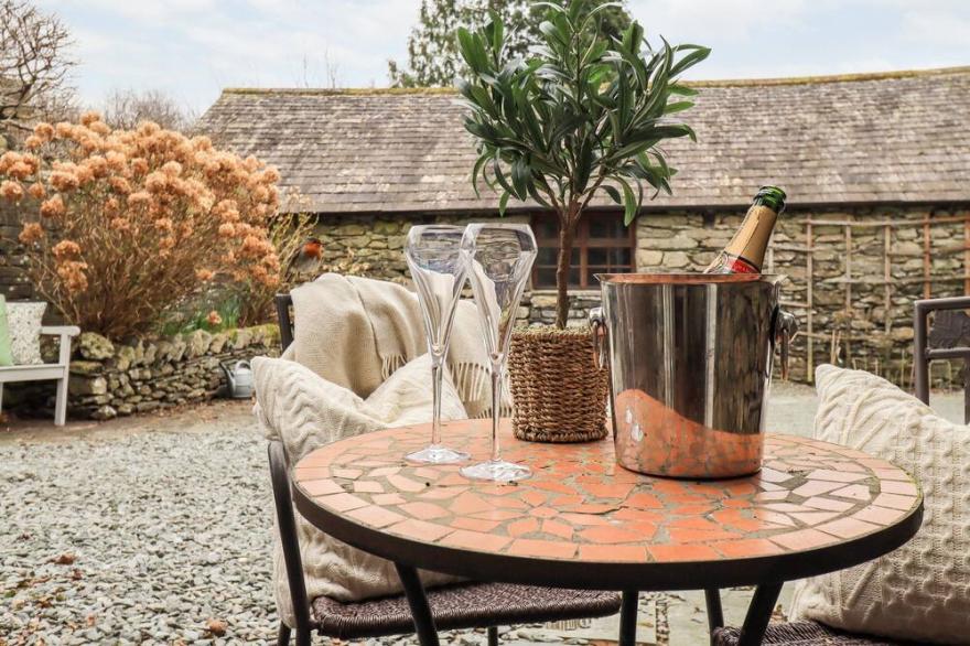 HART HEAD BARN, family friendly, with hot tub in Rydal