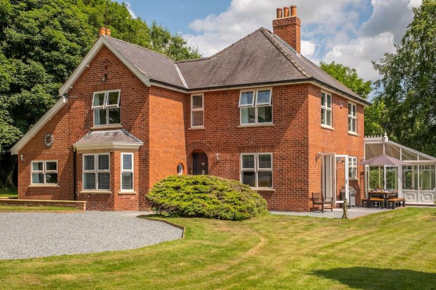 ROUTHORPE HOUSE, family friendly, with hot tub in Great Driffield