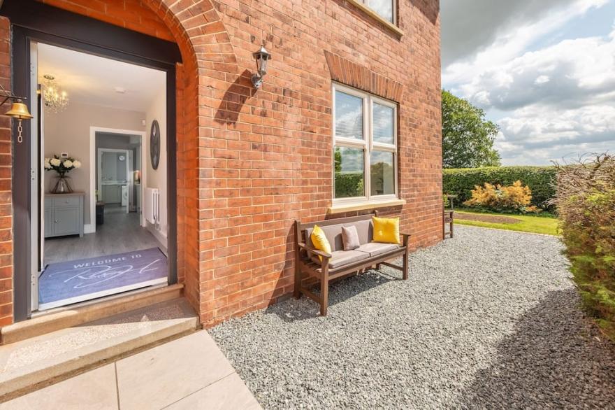 ROUTHORPE HOUSE, family friendly, with hot tub in Great Driffield