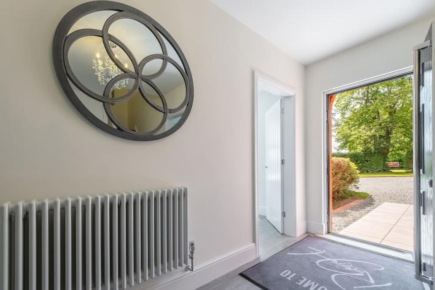 ROUTHORPE HOUSE, family friendly, with hot tub in Great Driffield