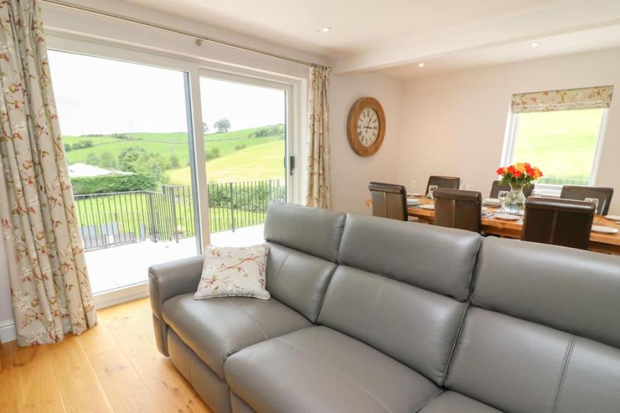 BECK VIEW, family friendly, luxury holiday cottage in Kendal