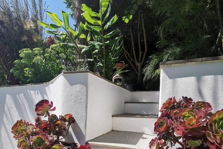 Bright, welcoming Falmouth 2 bed home with garden and parking