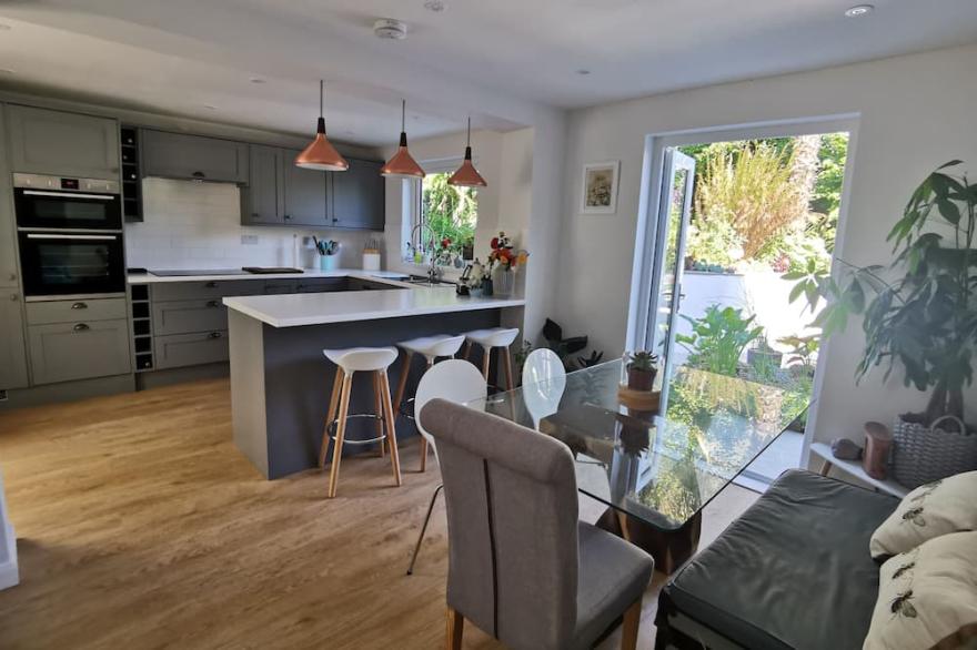 Bright, welcoming Falmouth 2 bed home with garden and parking
