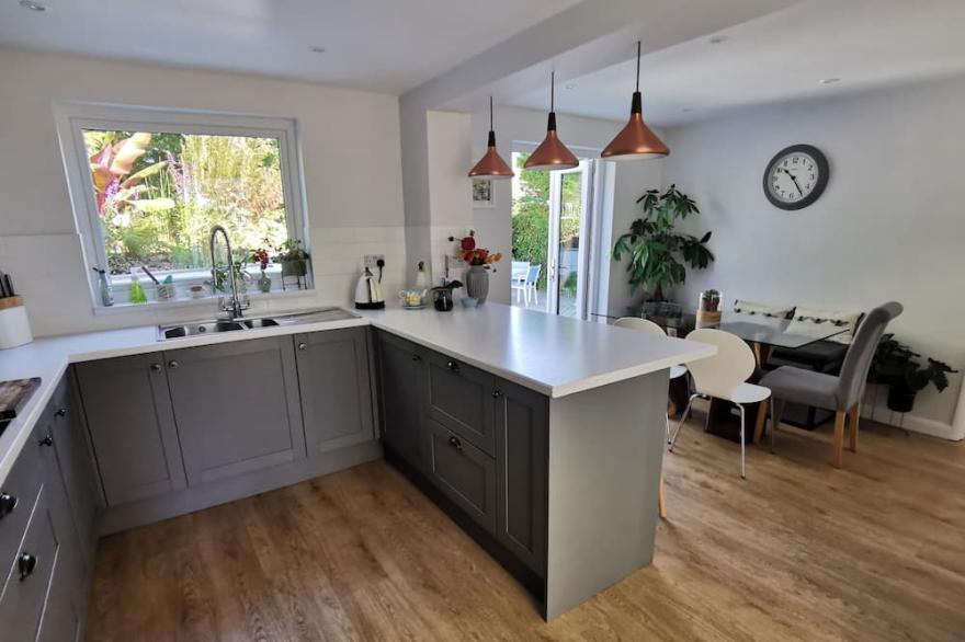 Bright, welcoming Falmouth 2 bed home with garden and parking