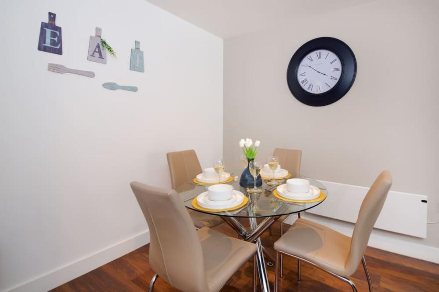 Deluxe 3-Bedroom Spacious City Centre Apartment