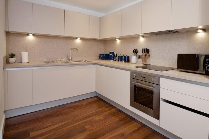 Deluxe 3-Bedroom Spacious City Centre Apartment