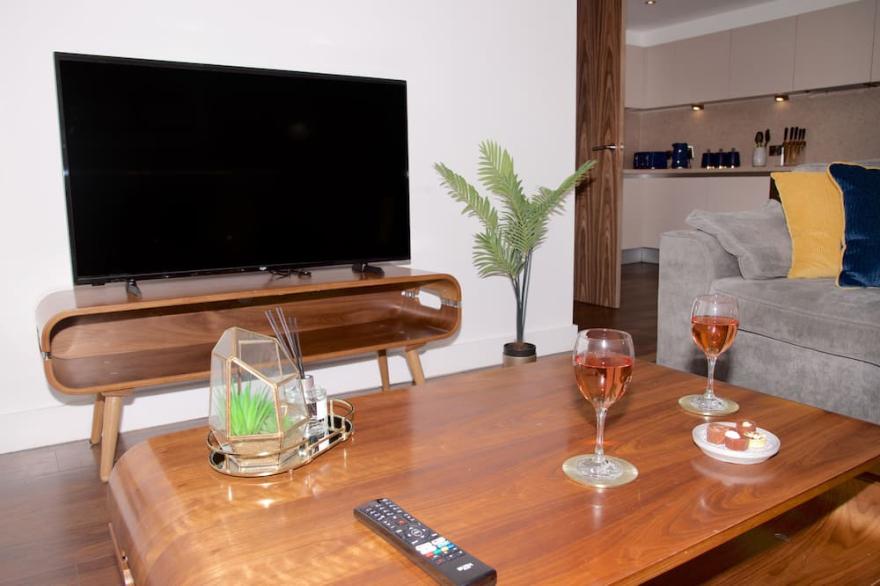 Deluxe 3-Bedroom Spacious City Centre Apartment