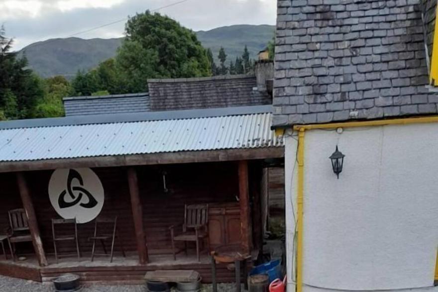 Super traditional Pet Friendly cottage with wood burning stove