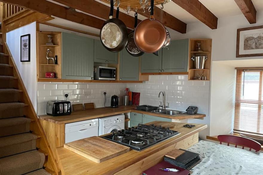 Super traditional Pet Friendly cottage with wood burning stove