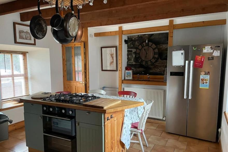 Super traditional Pet Friendly cottage with wood burning stove