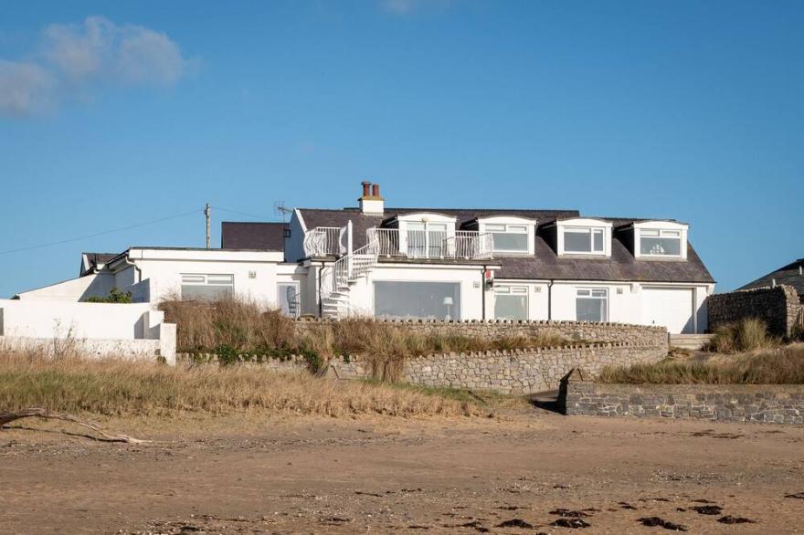 White Cottage: Large six bedroom beachside holiday home in Rhosneigr