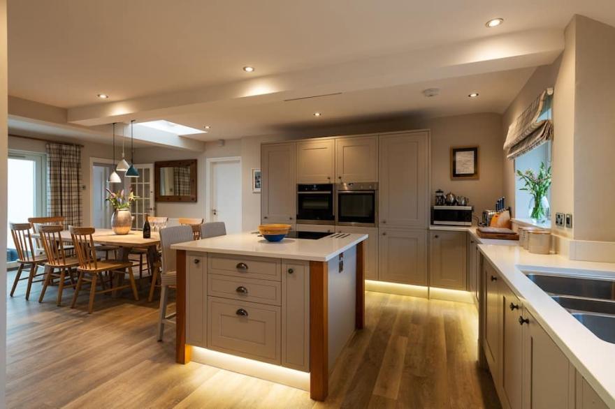 White Cottage: Large six bedroom beachside holiday home in Rhosneigr