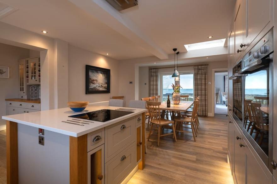 White Cottage: Large six bedroom beachside holiday home in Rhosneigr