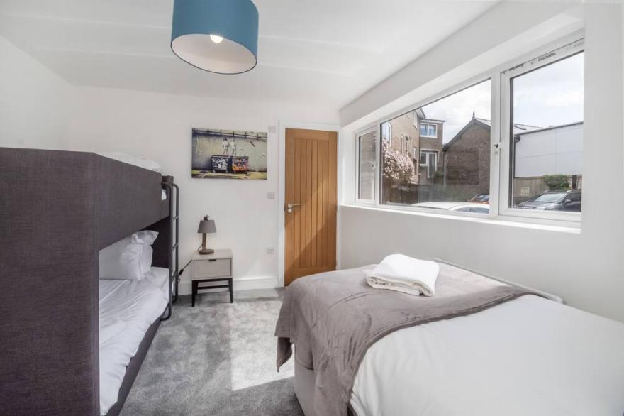 Innvigour Bespoke House - sleeps 20 guests  in 6 bedrooms
