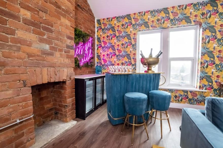 Innvigour Bespoke House - sleeps 20 guests  in 6 bedrooms