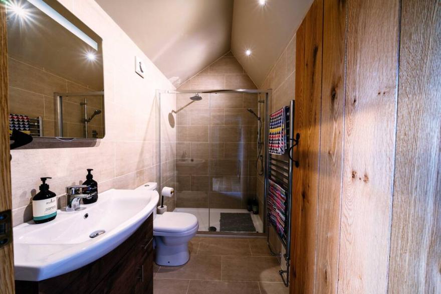 Snowdonia lodge with sea and mountain views