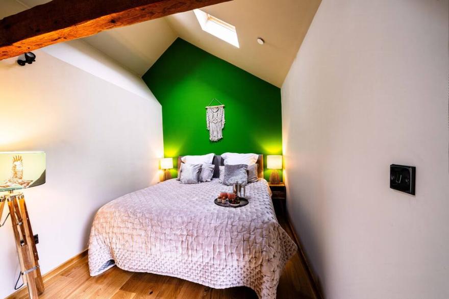 Snowdonia lodge with sea and mountain views