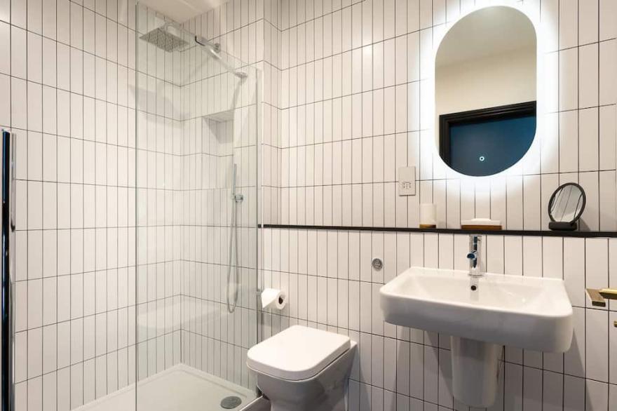 Sweden Close - Five Bedroom House, Sleeps 10