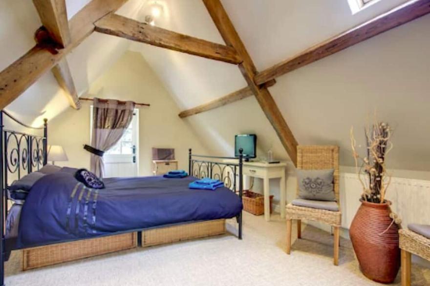 Beautiful Rambling Cottage for 14 in Nottinghamshire suitable for DIY weddings.