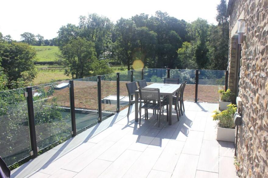 Luxury cottage - river views, balcony and hot tub