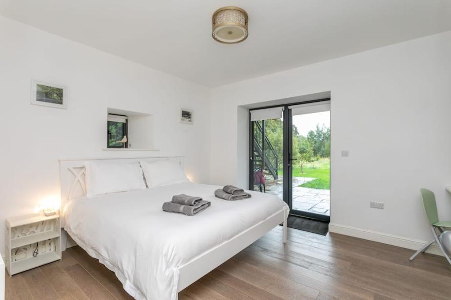 Luxury cottage - river views, balcony and hot tub