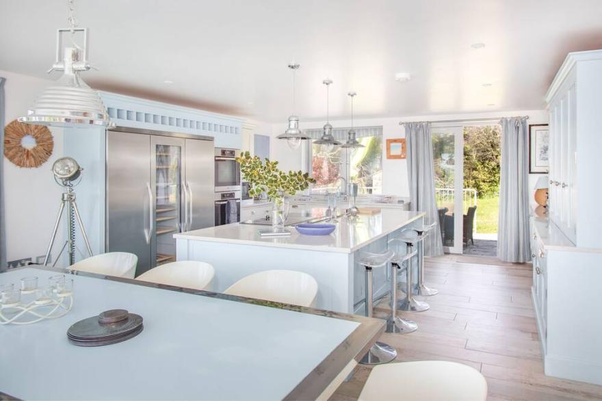 Luxury property near beach sleeps 8 - Stunning sea views - parking