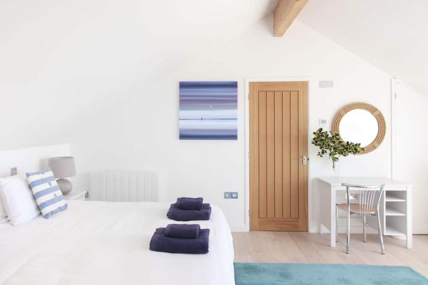 Luxury property near beach sleeps 8 - Stunning sea views - parking