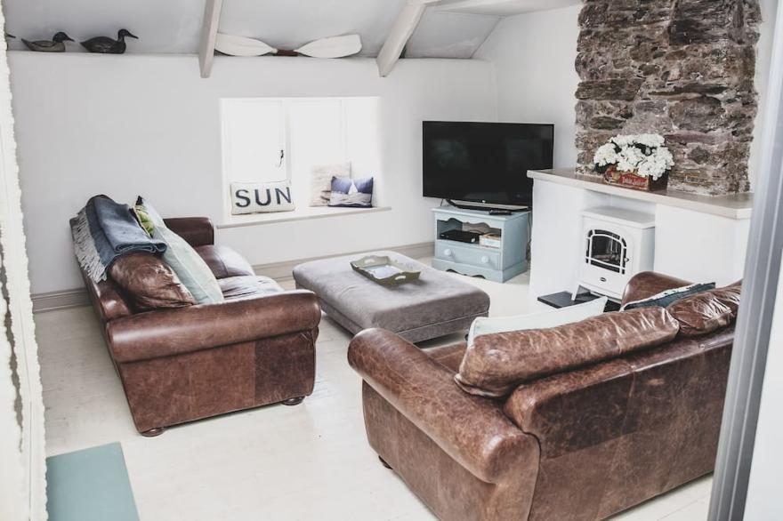 Lovely fisherman's cottage only a few steps down to the beach in South Devon