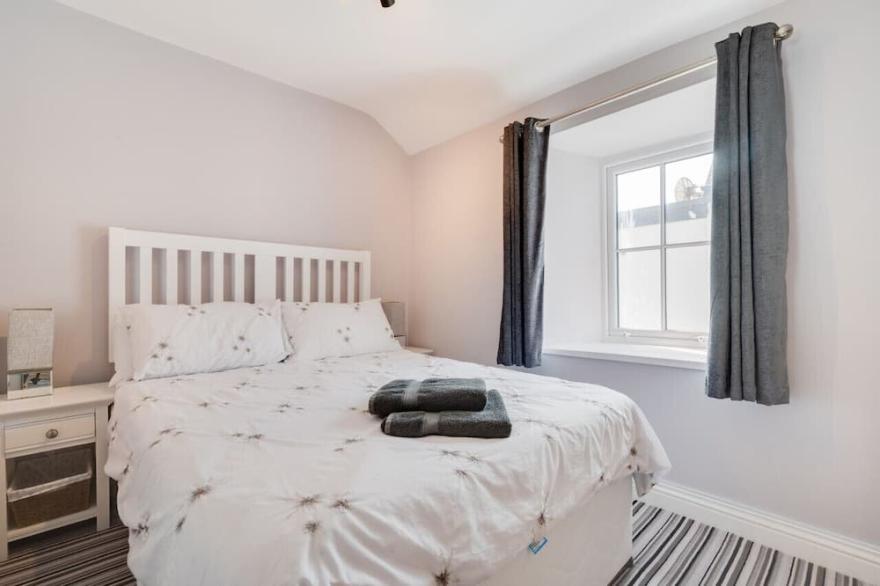 Atlantic Cottage - Three Bedroom House, Sleeps 4
