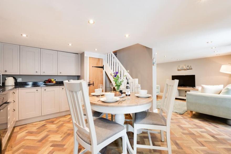 Atlantic Cottage - Three Bedroom House, Sleeps 4