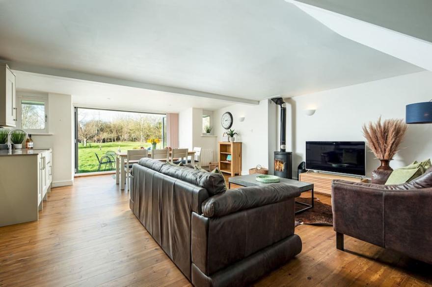 Lakeside property with spa access on a nature reserve, Ruby Cottage (MV04)