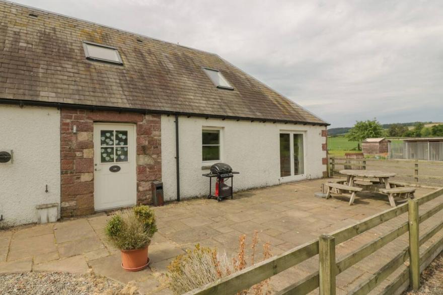 LON COTTAGE, pet friendly, with a garden in Blairgowrie