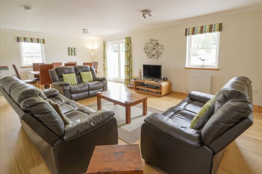 LON COTTAGE, pet friendly, with a garden in Blairgowrie