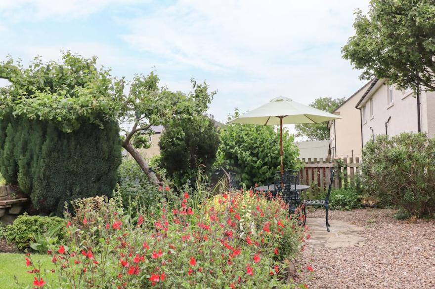 1 THE OLD CHAPEL, pet friendly, with a garden in Pool-In-Wharfedale
