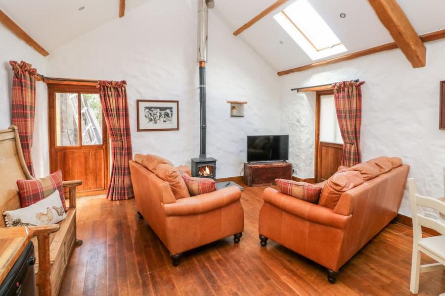 BLUEBERRY COTTAGE, character holiday cottage in Haverfordwest