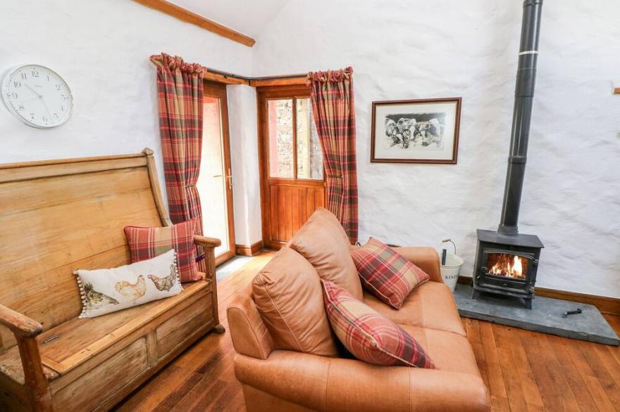BLUEBERRY COTTAGE, character holiday cottage in Haverfordwest