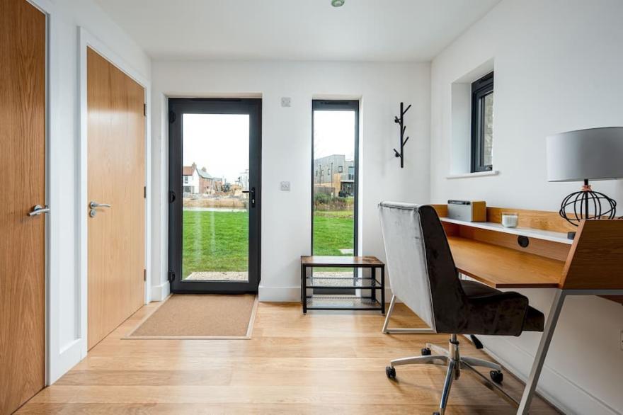 Family Friendly lakeside property in a nature reserve. Skyfall (OI21)