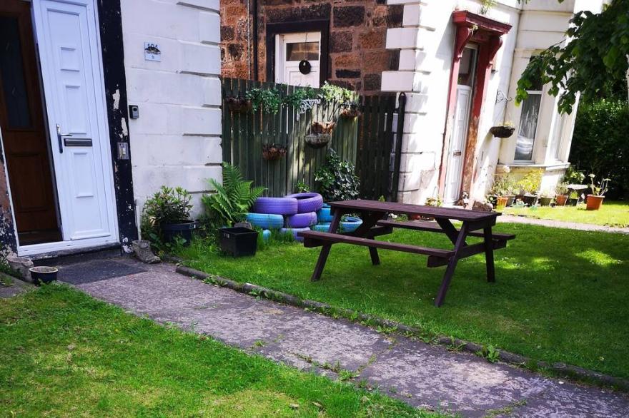 Beautiful Large 1 kingsized bed fully furnished apartment.