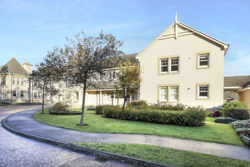 ALTIDO Modern 2-bed flat with free parking