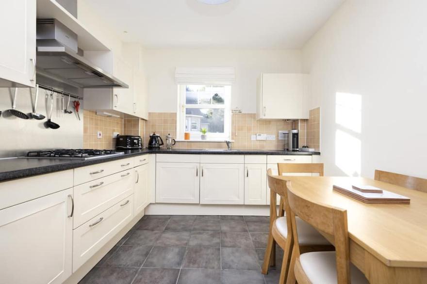 ALTIDO Modern 2-bed flat with free parking
