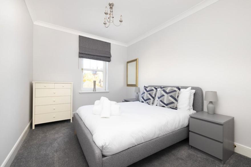ALTIDO Modern 2-bed flat with free parking