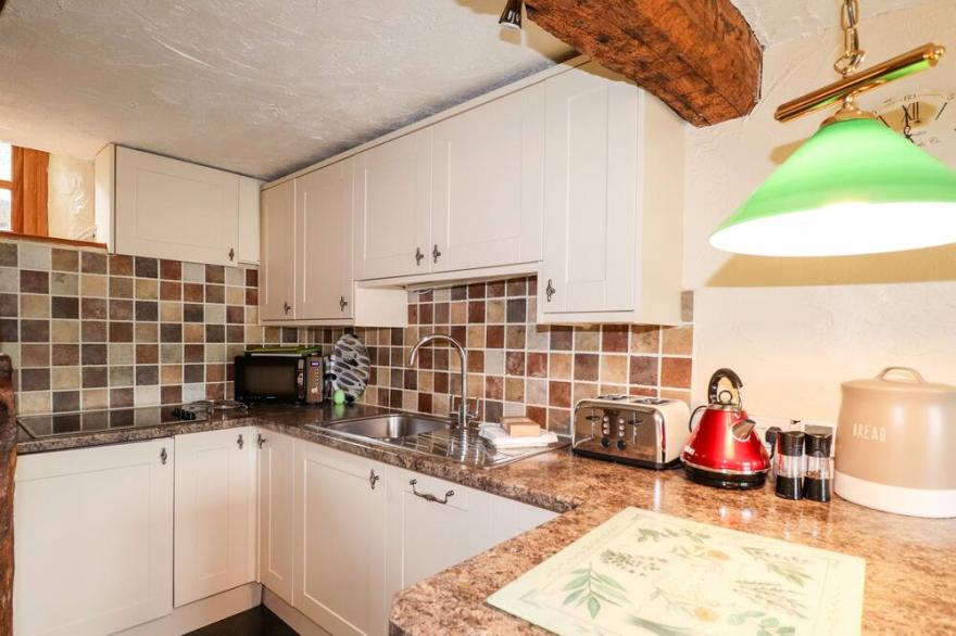 LONGMIRE YEAT COTTAGE, family friendly, with open fire in Ambleside
