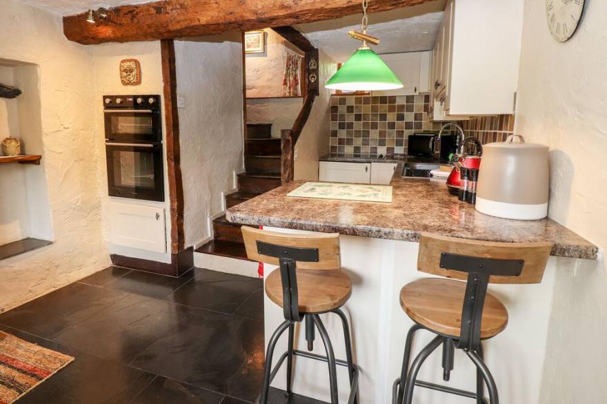 LONGMIRE YEAT COTTAGE, family friendly, with open fire in Ambleside