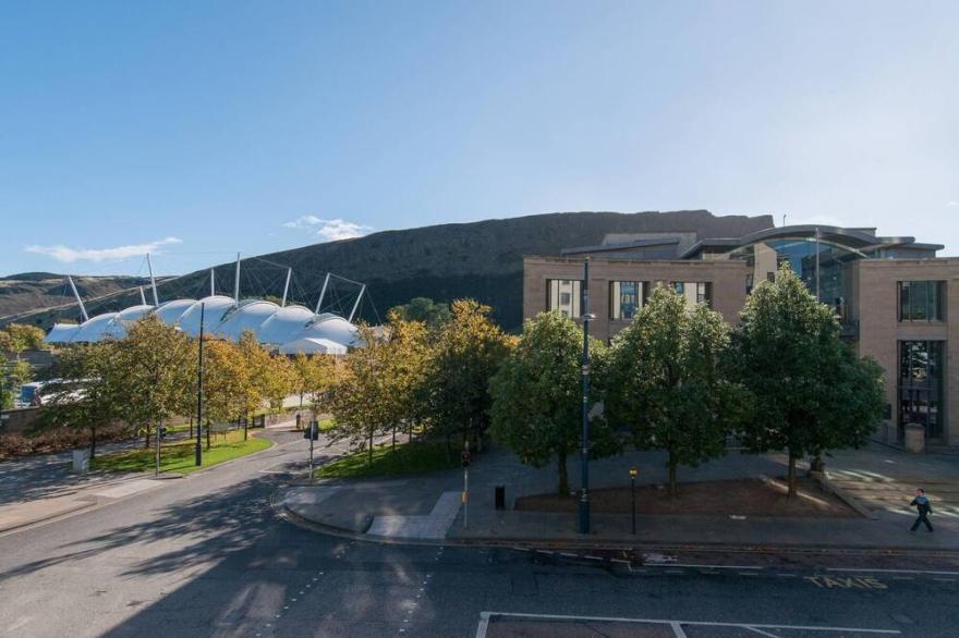 379 Luxury 3 bedroom city centre apt with private parking & lovely views over Arthur's seat