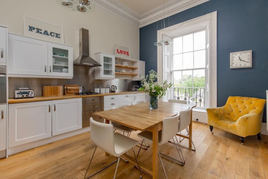 325 Delightful 2 bedroom Apt situated in typical Georgian Square