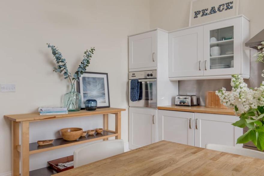 325 Delightful 2 bedroom Apt situated in typical Georgian Square