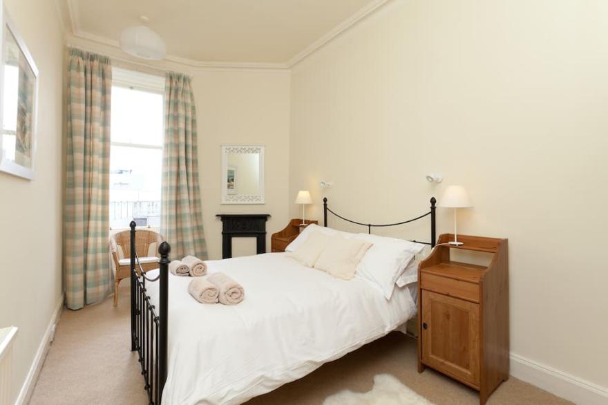 380 Charming 1 bed property - cafes, restaurants & shops nearby