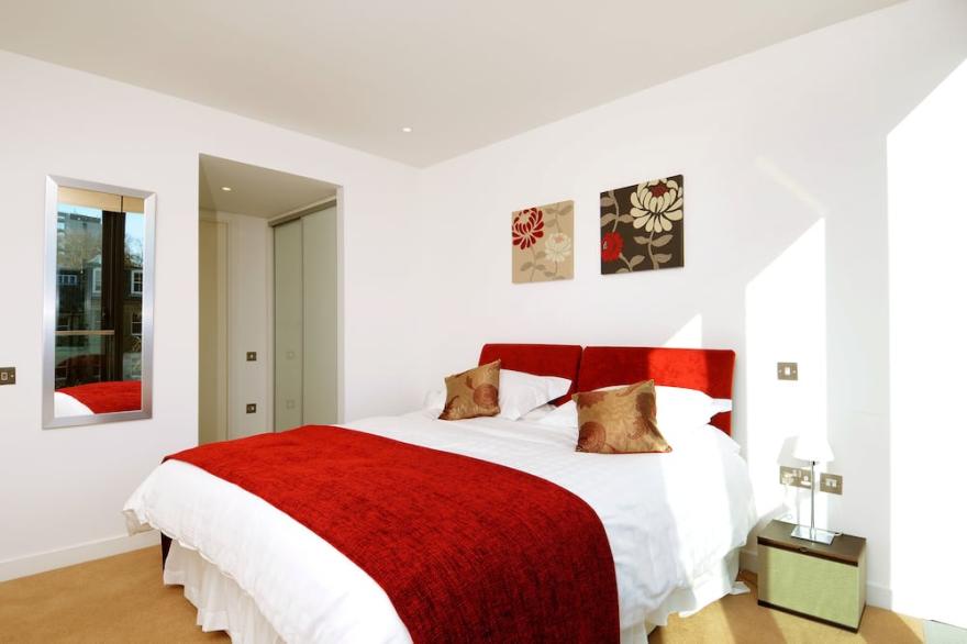 273 Stylish 2 bed Meadows apt  - with private parking