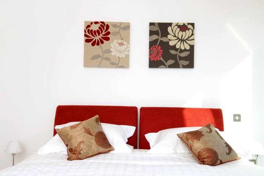 273 Stylish 2 bed Meadows apt  - with private parking